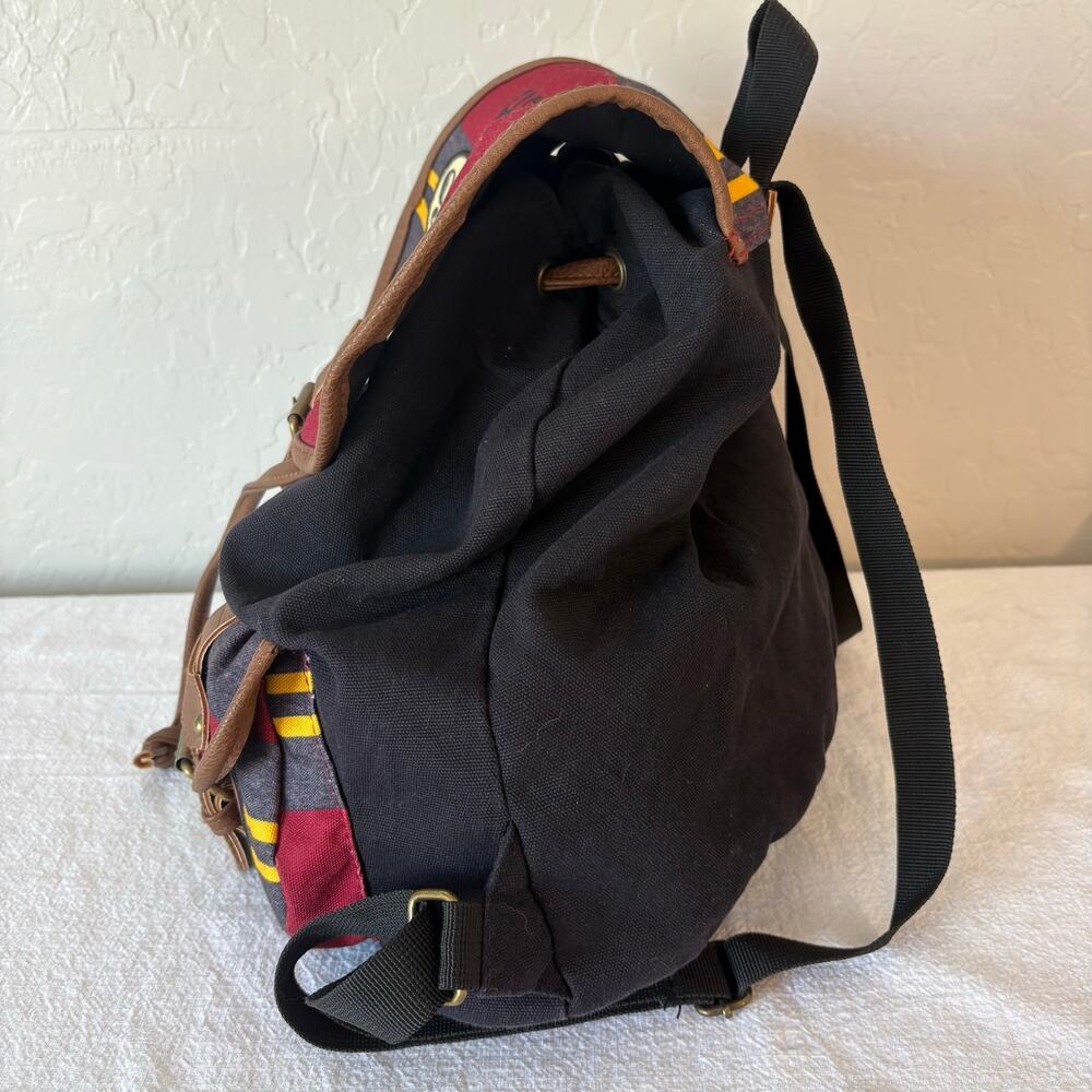 Harry Potter Hogwarts Alumni Gryffindor Backpack 9 3/4 Varsity 2018 - Picture 10 of 16